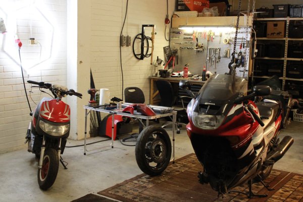 Honda VFR huollossa Garageratton verstassa